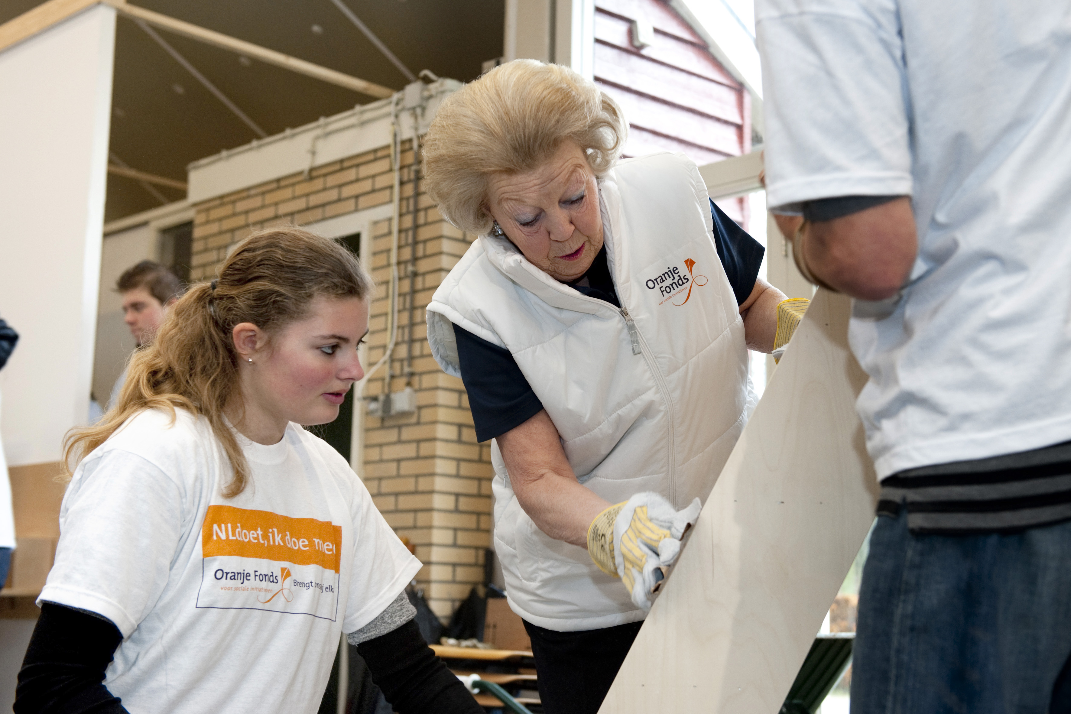 Prinses Beatrix helpt schuren