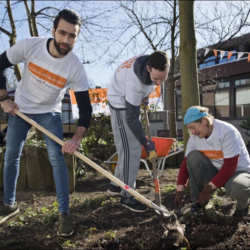 NLdoet 2017 vrijwilligers zijn aan het tuinieren