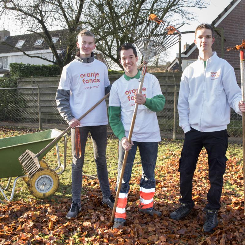 Vrijwilligers aan het harken